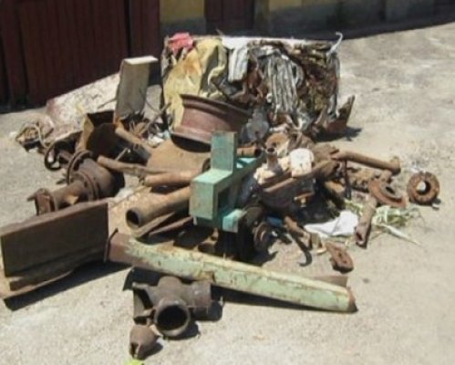 Prinşi în timp ce sustrăgeau componente metalice